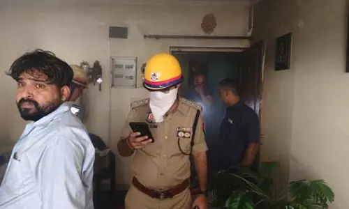 गाजियाबाद: आदित्य मेगा सिटी के फ्लैट में भीषण आग, दमघोंटू धुएं से मची अफरा-तफरी, टला बड़ा हादसा
