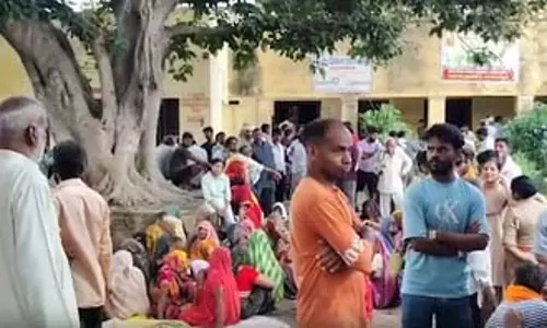 मजदूर की मौत, परिजनों ने सड़क पर शव रखकर किया प्रदर्शन