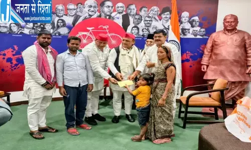 वायरल वीडियो से चर्चा में आई रागिनी को अखिलेश ने दिया दो लाख का चेक