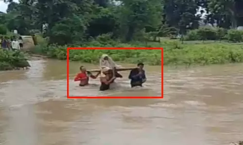 उफनता नाला और खाट पर मरीज, जान जोखिम में डाल ग्रामीणों ने कराया पार उफनता नाला और खाट पर मरीज, जान जोखिम में डाल ग्रामीणों ने कराया पार