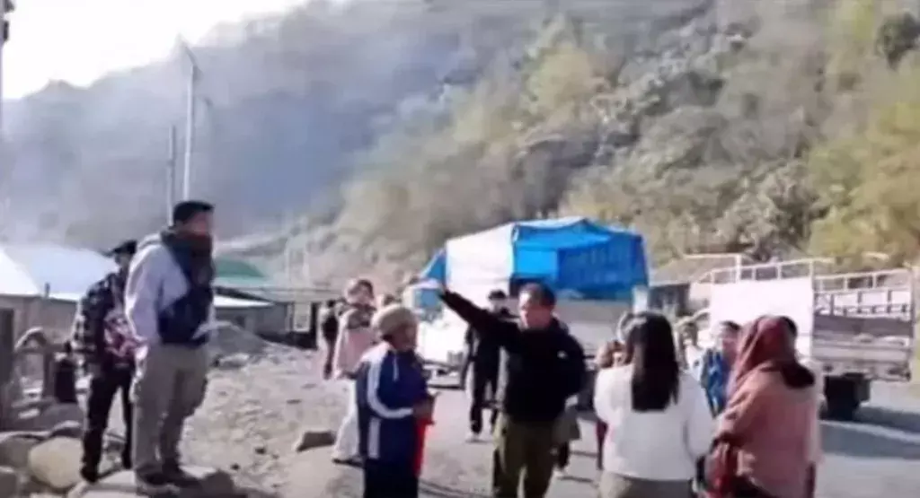 सेना की तैनाती: NH-37 पर नाकाबंदी बढ़ने के बाद बढ़ी चौकसी सेना की तैनाती: NH-37 पर नाकाबंदी बढ़ने के बाद बढ़ी चौकसी