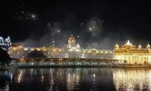 प्रथम प्रकाश पर्व पर स्वर्ण मंदिर में उमड़ी श्रद्धा, दीपों से सजा हरमंदिर साहिब