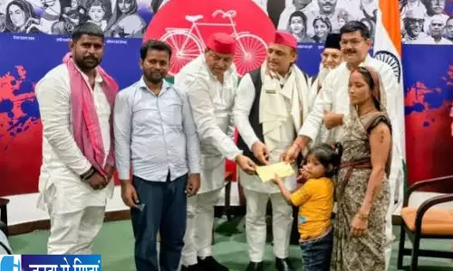 दिव्यांग रागिनी से मिले अखिलेश बोले शिक्षा का पूरा खर्च उठाएंगे दिव्यांग रागिनी से मिले अखिलेश बोले शिक्षा का पूरा खर्च उठाएंगे