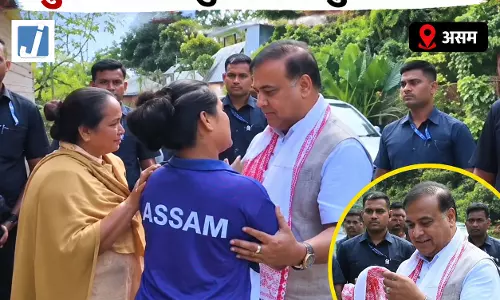 गमछा लेकर खड़ी बेटी के लिए रुका मुख्यमंत्री का काफिला, VIDEO वायरल