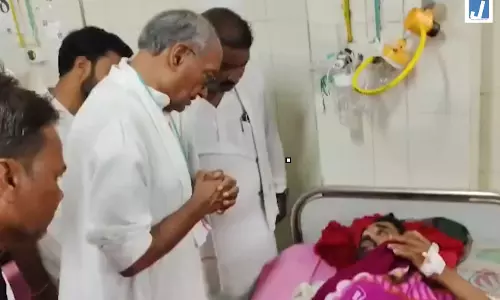 बांदा में 18 मौतों के बाद सियासत तेज, दिग्विजय सिंह ने पीड़ितों का जाना हाल