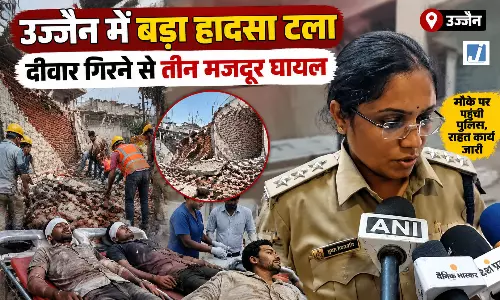 मकान तोड़ते समय अचानक गिरी दीवार, मलबे में दबे मजदूर पहुंचे अस्पताल
