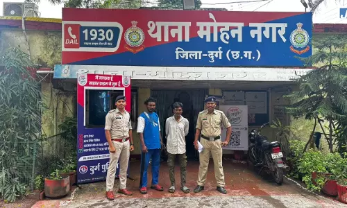 ग्राहक तलाश रहे थे गांजा तस्कर, मोहन नगर पुलिस ने घेराबंदी कर दबोचा