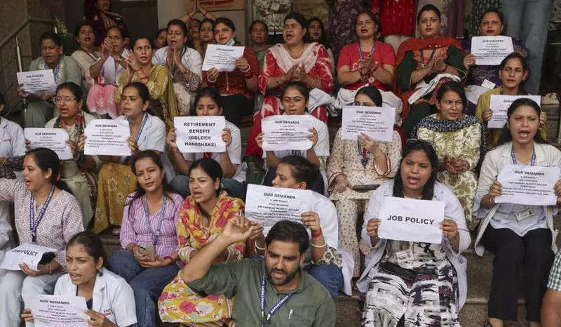 NHM कर्मचारियों की हड़ताल जारी, नौकरी सुरक्षा की मांग NHM कर्मचारियों की हड़ताल जारी, नौकरी सुरक्षा की मांग