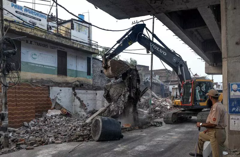 Jammu में दुकानों को गिराने को लेकर राजनीतिक खींचतान शुरू Jammu में दुकानों को गिराने को लेकर राजनीतिक खींचतान शुरू