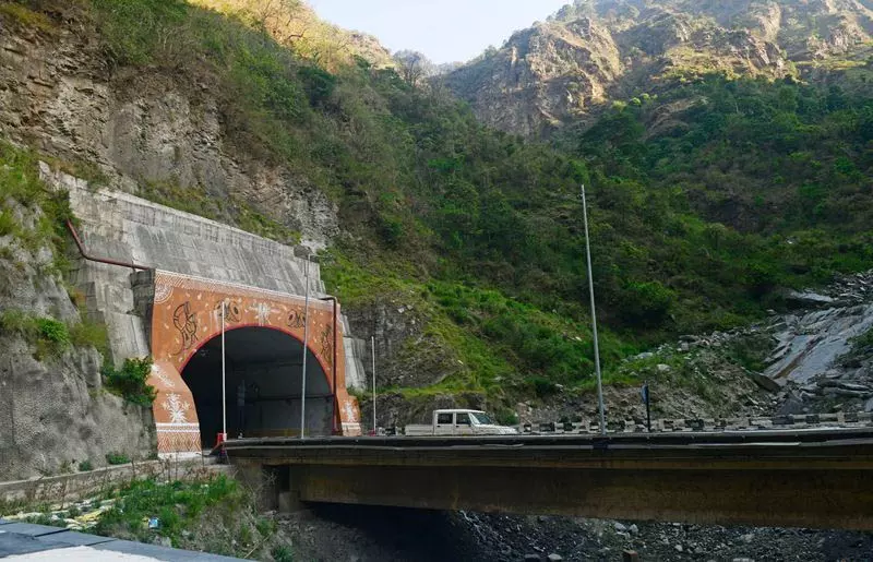 सिंहपोरा-वैलू टनल प्रोजेक्ट ने पकड़ी रफ्तार सिंहपोरा-वैलू टनल प्रोजेक्ट ने पकड़ी रफ्तार