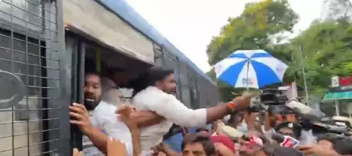 फीस बकाया और G.O. 97 को लेकर विधानसभा मार्च के दौरान ABVP और BRSV के कार्यकर्ताओं को हिरासत में लिया गया फीस बकाया और G.O. 97 को लेकर विधानसभा मार्च के दौरान ABVP और BRSV के कार्यकर्ताओं को हिरासत में लिया गया
