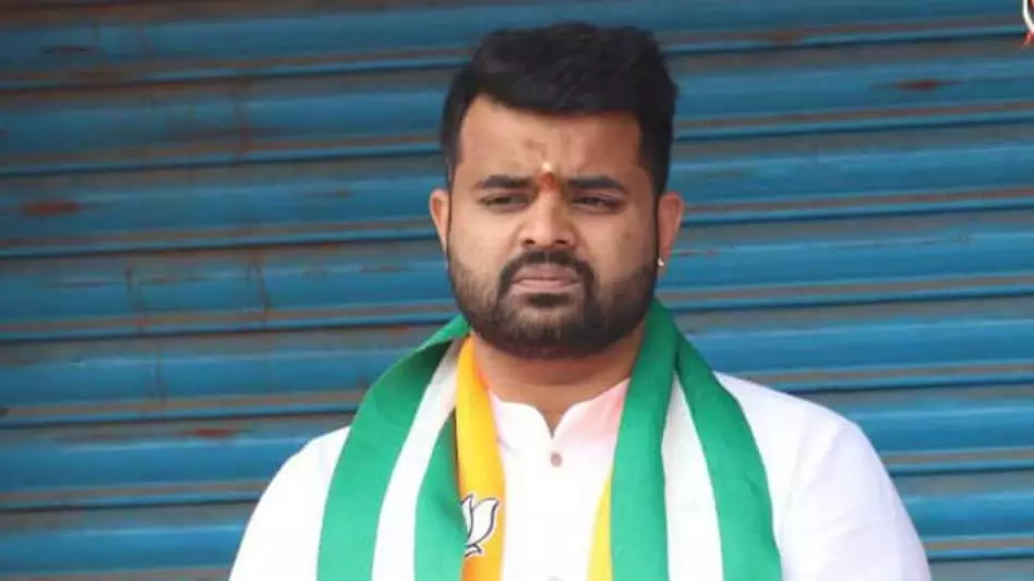 जेल में प्रज्वल रेवन्ना के मोबाइल से आपत्तिजनक वीडियो मिलने का दावा, जेल में फोन की ब्लैक मार्केट भी सामने आई जेल में प्रज्वल रेवन्ना के मोबाइल से आपत्तिजनक वीडियो मिलने का दावा, जेल में फोन की ब्लैक मार्केट भी सामने आई
