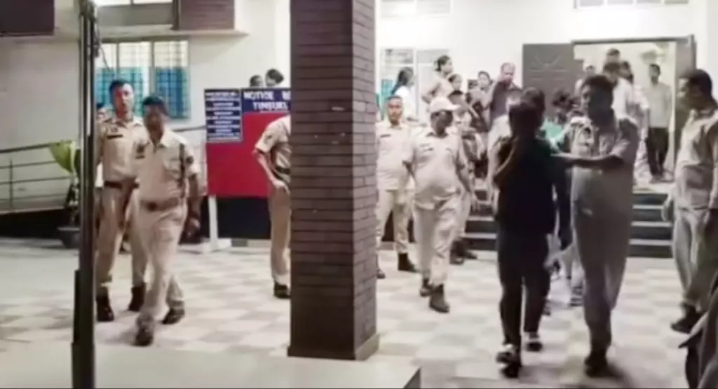 तिनसुकिया में कथित साइबर क्राइम नेटवर्क से जुड़े 11 युवक गिरफ्तार तिनसुकिया में कथित साइबर क्राइम नेटवर्क से जुड़े 11 युवक गिरफ्तार