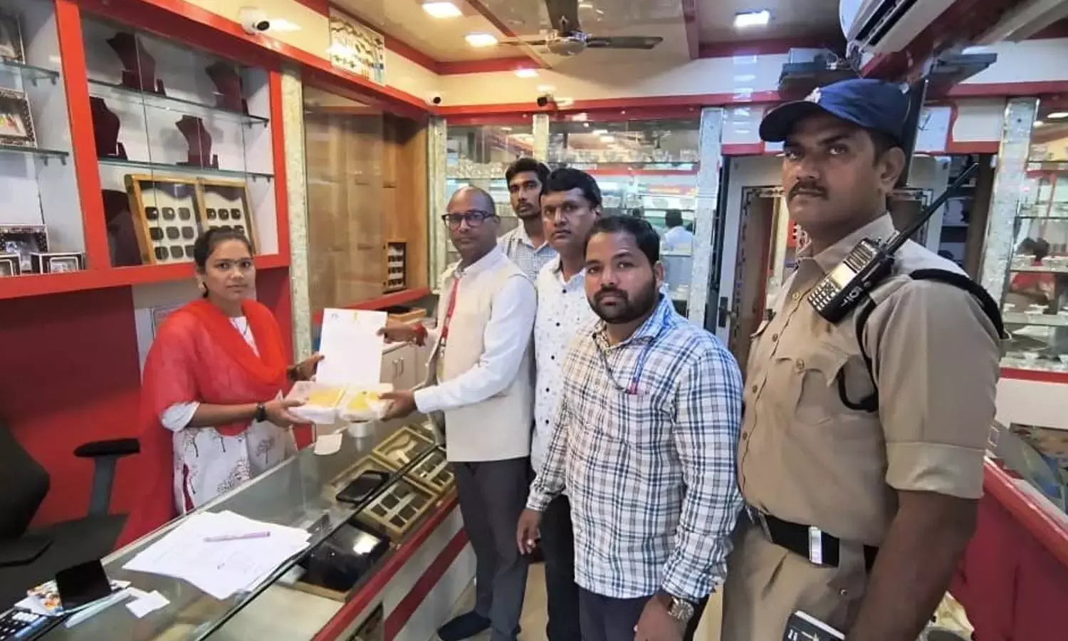 Andhra: BIS ने वैध हॉलमार्किंग लाइसेंस के बिना बेची जा रही सोने की ज्वेलरी ज़ब्त की Andhra: BIS ने वैध हॉलमार्किंग लाइसेंस के बिना बेची जा रही सोने की ज्वेलरी ज़ब्त की