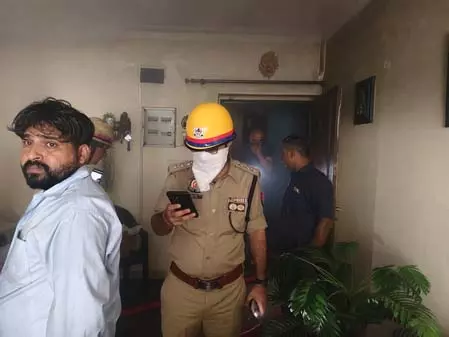 गाजियाबाद: आदित्य मेगा सिटी के फ्लैट में भीषण आग, दमघोंटू धुएं से मची अफरा-तफरी, टला बड़ा हादसा गाजियाबाद: आदित्य मेगा सिटी के फ्लैट में भीषण आग, दमघोंटू धुएं से मची अफरा-तफरी, टला बड़ा हादसा