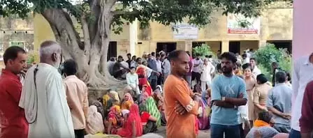 मजदूर की मौत, परिजनों ने सड़क पर शव रखकर किया प्रदर्शन मजदूर की मौत, परिजनों ने सड़क पर शव रखकर किया प्रदर्शन