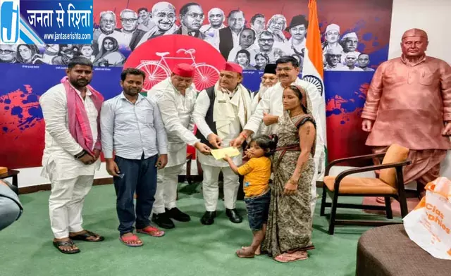 वायरल वीडियो से चर्चा में आई रागिनी को अखिलेश ने दिया दो लाख का चेक वायरल वीडियो से चर्चा में आई रागिनी को अखिलेश ने दिया दो लाख का चेक