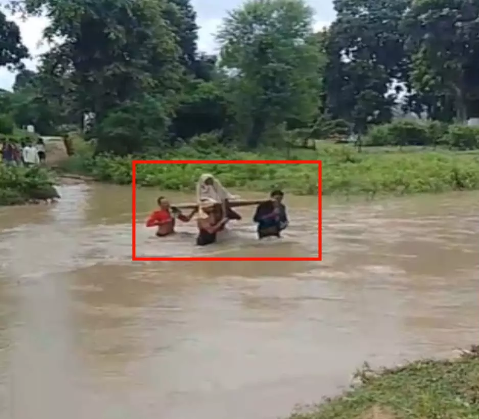 उफनता नाला और खाट पर मरीज, जान जोखिम में डाल ग्रामीणों ने कराया पार उफनता नाला और खाट पर मरीज, जान जोखिम में डाल ग्रामीणों ने कराया पार