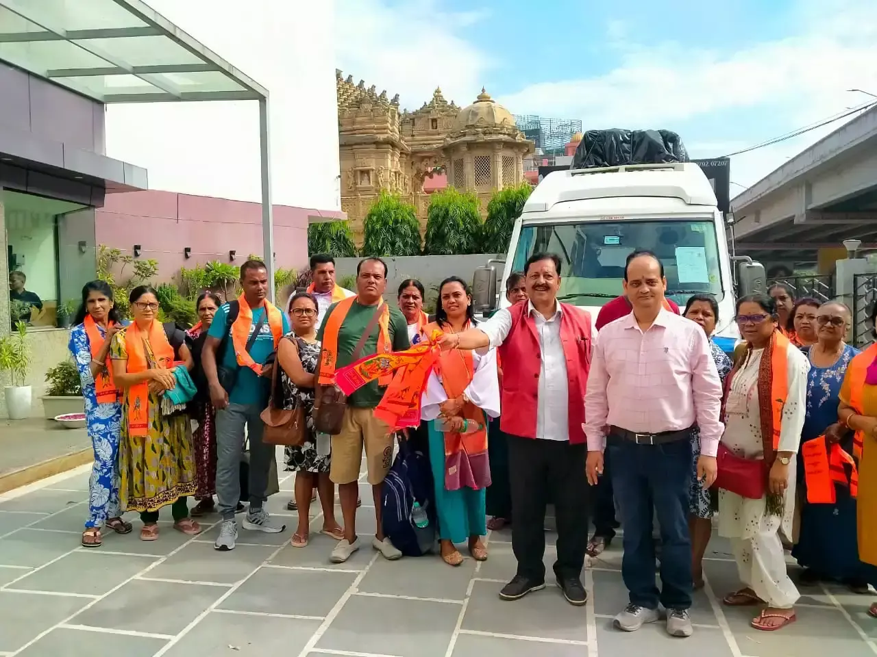 Haridwar: चारधाम के दर्शन को रवाना हुआ विदेशी श्रद्धालुओं का जत्था Haridwar: चारधाम के दर्शन को रवाना हुआ विदेशी श्रद्धालुओं का जत्था