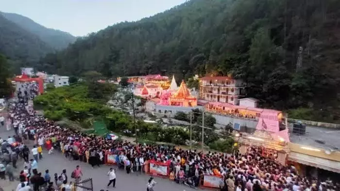 Nainital: कैंची धाम में बढ़ी भीड़, प्रशासन ने जारी किया डायवर्जन प्लान Nainital: कैंची धाम में बढ़ी भीड़, प्रशासन ने जारी किया डायवर्जन प्लान