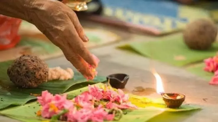 पितृ पक्ष: घर पर श्राद्ध की आसान और सही विधि पितृ पक्ष: घर पर श्राद्ध की आसान और सही विधि