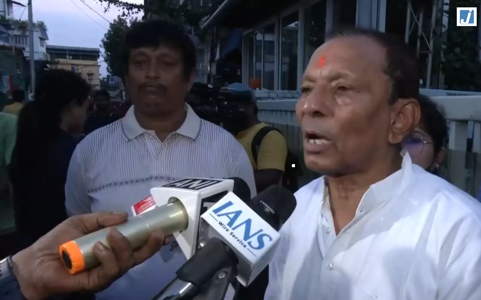 TMC चुनाव चिन्ह विवाद पर अखिल गिरी का बयान, बोले- फैसला चुनाव आयोग करेगा TMC चुनाव चिन्ह विवाद पर अखिल गिरी का बयान, बोले- फैसला चुनाव आयोग करेगा