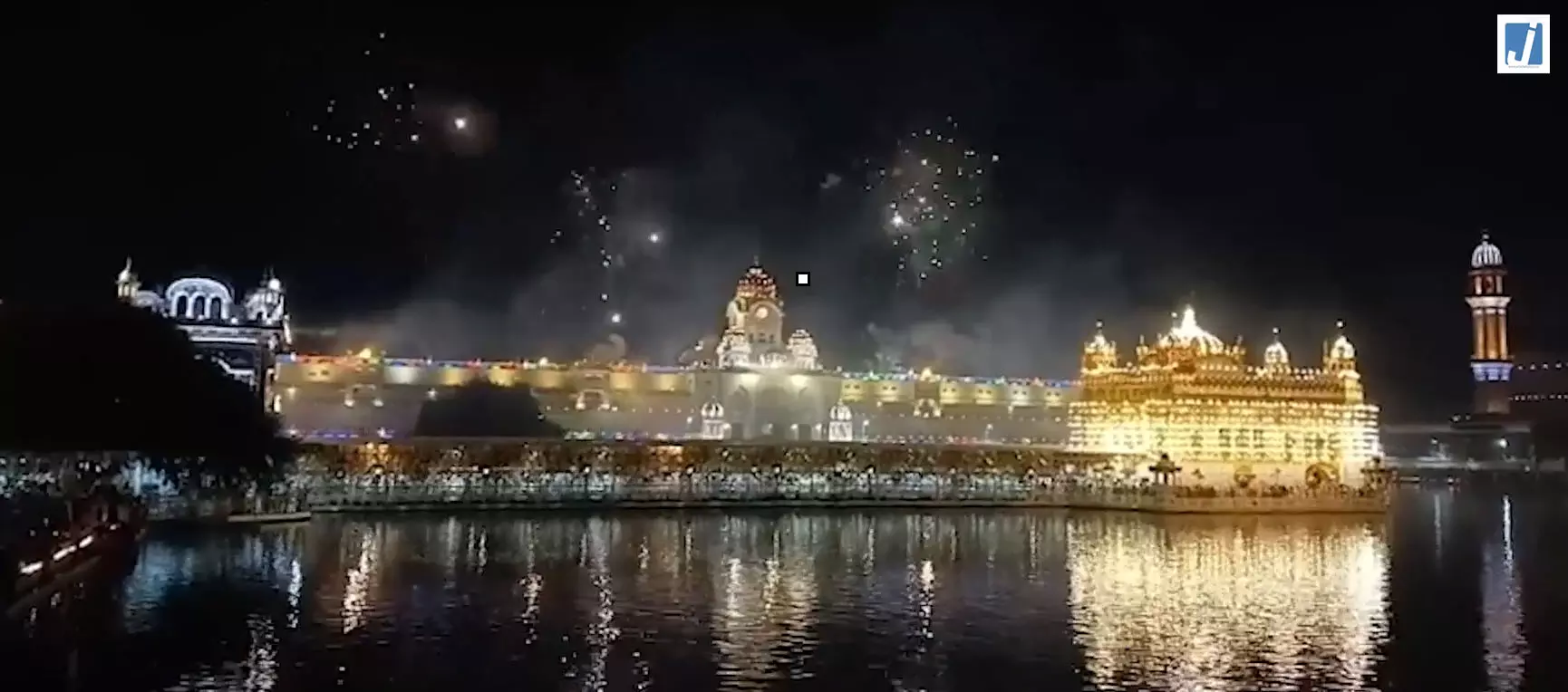 प्रथम प्रकाश पर्व पर स्वर्ण मंदिर में उमड़ी श्रद्धा, दीपों से सजा हरमंदिर साहिब प्रथम प्रकाश पर्व पर स्वर्ण मंदिर में उमड़ी श्रद्धा, दीपों से सजा हरमंदिर साहिब