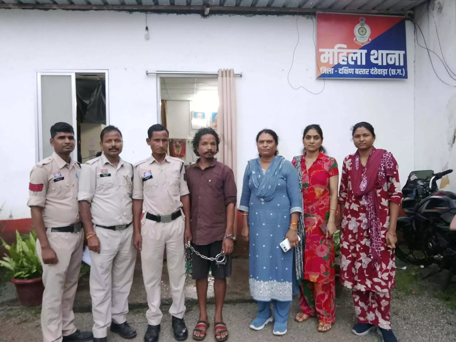 नाबालिग को बहला-फुसलाकर घर ले जाकर दुष्कर्म का आरोप, आरोपी गिरफ्तार नाबालिग को बहला-फुसलाकर घर ले जाकर दुष्कर्म का आरोप, आरोपी गिरफ्तार