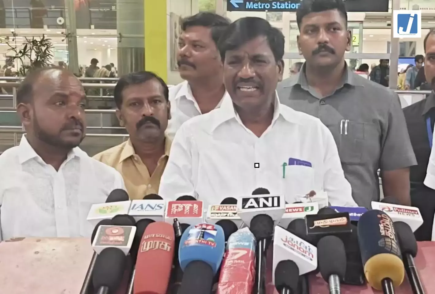 मदुरांतकम और धारापुरम उपचुनाव में जीत का दावा, DMK पर साधा निशाना मदुरांतकम और धारापुरम उपचुनाव में जीत का दावा, DMK पर साधा निशाना