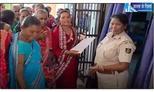 शराब के कारोबार पर महिलाओं का गुस्सा फूटा सैकड़ों महिलाओं ने उठाई आवाज शराब के कारोबार पर महिलाओं का गुस्सा फूटा सैकड़ों महिलाओं ने उठाई आवाज
