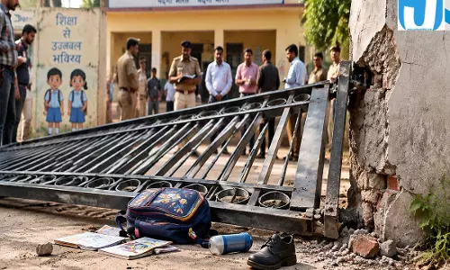 बलौदाबाजार में स्कूल गेट गिरने से मासूम की मौत लापरवाही पर उठे सवाल बलौदाबाजार में स्कूल गेट गिरने से मासूम की मौत लापरवाही पर उठे सवाल