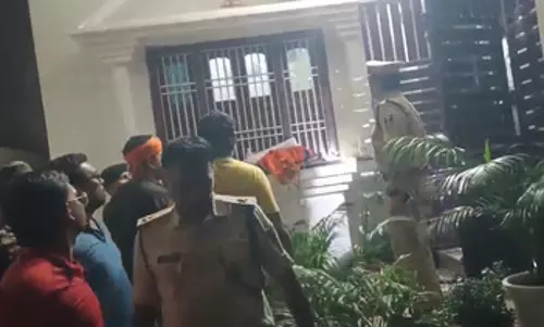 हिंदू संगठन के राष्ट्रीय अध्यक्ष के घर पर हमला, अपराधियों ने की ताबड़तोड़ फायरिंग हिंदू संगठन के राष्ट्रीय अध्यक्ष के घर पर हमला, अपराधियों ने की ताबड़तोड़ फायरिंग