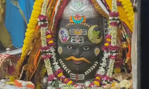 भस्म आरती: बाबा महाकाल का भांग, त्रिपुंड, त्रिनेत्र और फूलों से भव्य शृंगार, बड़ी संख्या में श्रद्धालु रहे मौजूद भस्म आरती: बाबा महाकाल का भांग, त्रिपुंड, त्रिनेत्र और फूलों से भव्य शृंगार, बड़ी संख्या में श्रद्धालु रहे मौजूद