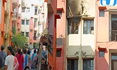ऊपरी मंजिल पर लगी आग से मचा हड़कंप परिवारों को निकालने में जुटी टीमें ऊपरी मंजिल पर लगी आग से मचा हड़कंप परिवारों को निकालने में जुटी टीमें
