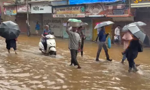 मुंबई में भारी बारिश से जनजीवन अस्त-व्यस्त, नालासोपारा-दादर-कुर्ला में जलभराव, येलो अलर्ट जारी मुंबई में भारी बारिश से जनजीवन अस्त-व्यस्त, नालासोपारा-दादर-कुर्ला में जलभराव, येलो अलर्ट जारी