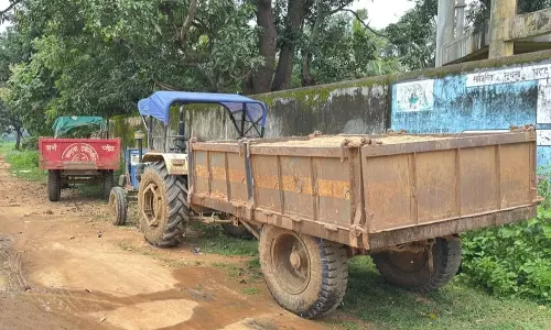 अवैध खनन परिवहन पर बड़ी कार्रवाई, रेत-मिट्टी और गिट्टी से लदे 4 ट्रैक्टर 1 हाईवा जप्त अवैध खनन परिवहन पर बड़ी कार्रवाई, रेत-मिट्टी और गिट्टी से लदे 4 ट्रैक्टर 1 हाईवा जप्त