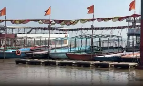 वाराणसी में एक सेंटीमीटर प्रति घंटे की रफ्तार से घट रहा गंगा का जलस्तर, नाव संचालन पर रोक जारी