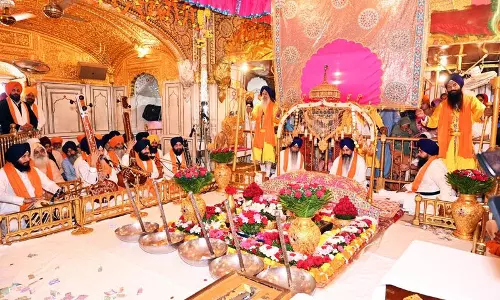 Amritsar गोल्डन टेंपल में उमड़ा श्रद्धालुओं का सैलाब