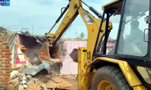 बंडा शराब त्रासदी के बाद बुलडोजर कार्रवाई, संदिग्ध का अवैध निर्माण और ढाबे का हिस्सा ध्वस्त