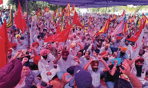 पंजाब में कर्मचारियों का प्रदर्शन, संधवां के घर का घेराव
