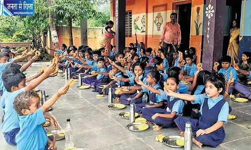 पांच साल का प्रयोग सफल बच्चों को मिल रहा मीठा भोजन पांच साल का प्रयोग सफल बच्चों को मिल रहा मीठा भोजन