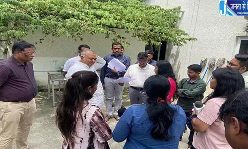 खुले गड्ढे में फेंका जा रहा था लैब का कचरा