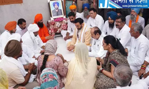 CM सैनी ने सिरसा में शहीद के परिवार से की मुलाकात CM सैनी ने सिरसा में शहीद के परिवार से की मुलाकात
