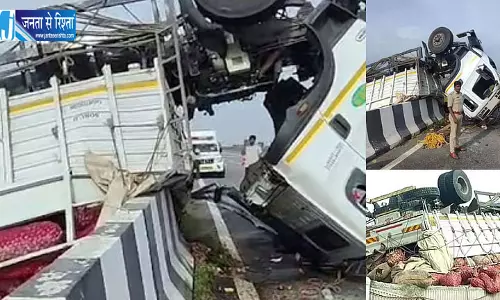 एक्सप्रेसवे पर पलटी लॉरी सड़क पर बिखरे प्याज और लहसुन