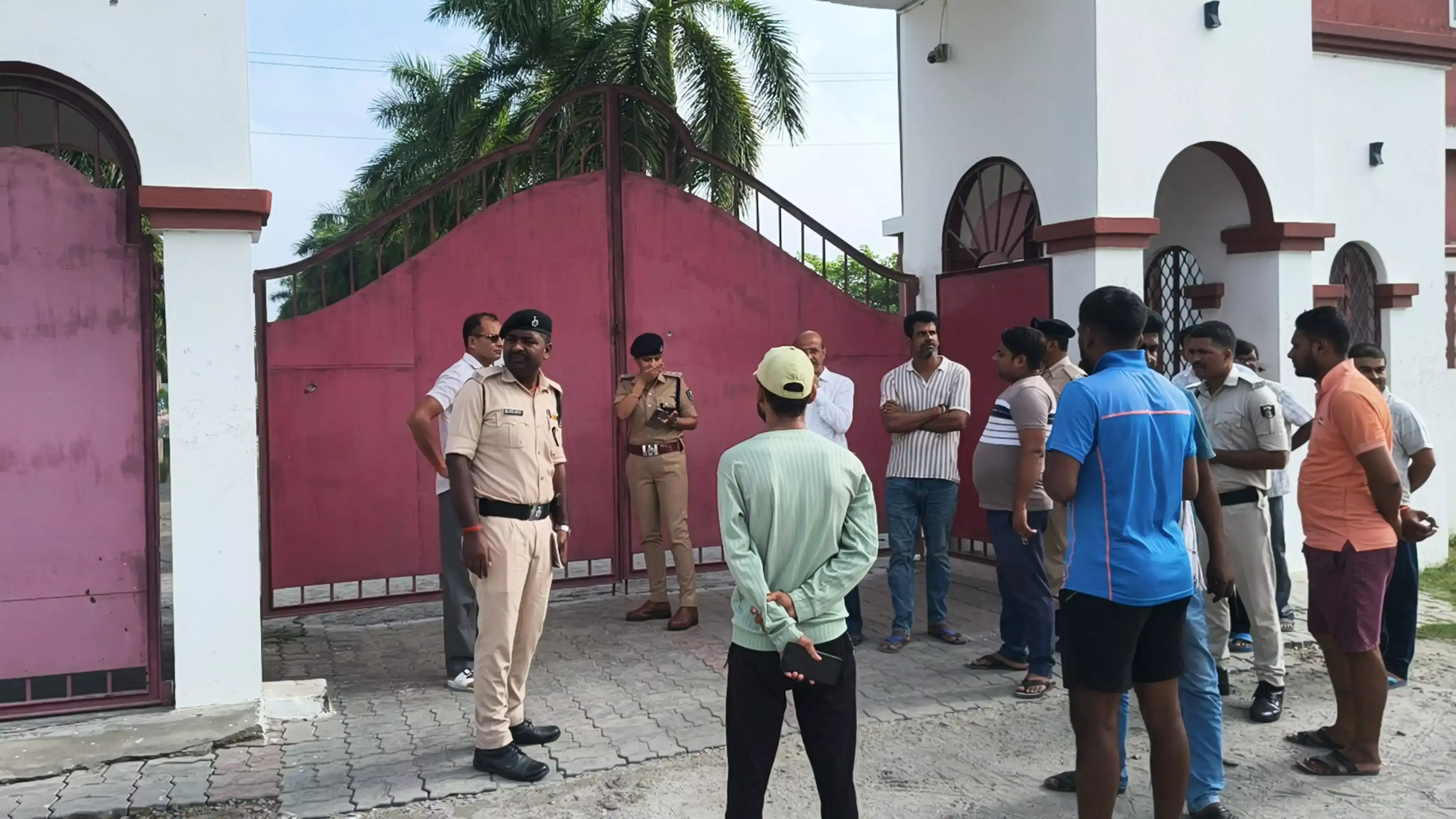 Muzaffarpur: स्कूल की दीवार पर 22 राउंड फायरिंग, रंगदारी का पर्चा चस्पा Muzaffarpur: स्कूल की दीवार पर 22 राउंड फायरिंग, रंगदारी का पर्चा चस्पा