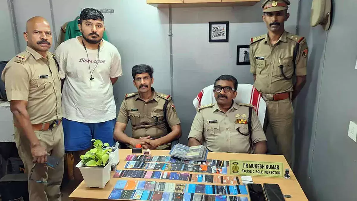 क्रेडिट कार्ड फ्रॉड गिरोह पर शिकंजा, गुजरात से 216 कार्ड ज़ब्त