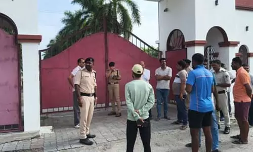 बिहार: निजी स्कूल के गेट पर बदमाशों ने चलाई गोली, 50 लाख की रंगदारी का पर्चा चिपकाया बिहार: निजी स्कूल के गेट पर बदमाशों ने चलाई गोली, 50 लाख की रंगदारी का पर्चा चिपकाया