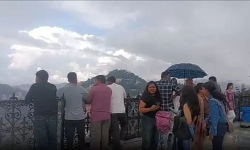 हिमाचल प्रदेश: हल्की बारिश से सुहावना हुआ शिमला का मौसम, खुश नजर आए पर्यटक हिमाचल प्रदेश: हल्की बारिश से सुहावना हुआ शिमला का मौसम, खुश नजर आए पर्यटक