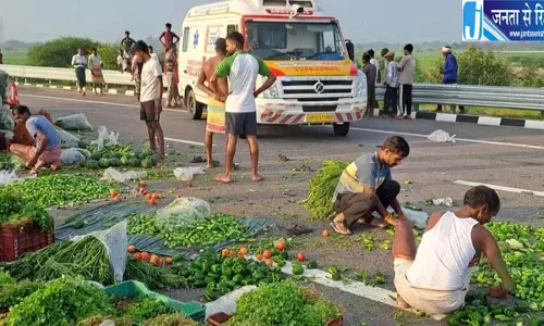 गंगा एक्सप्रेसवे पर टायर फटने से पलटा सब्जियों से भरा पिकअप, पांच घायल