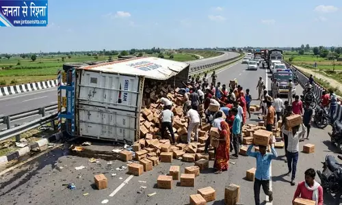 एक्सप्रेसवे पर पलटा कंटेनर, सड़क पर बिखरे सरसों तेल के 600 कार्टन उठा ले गए लोग